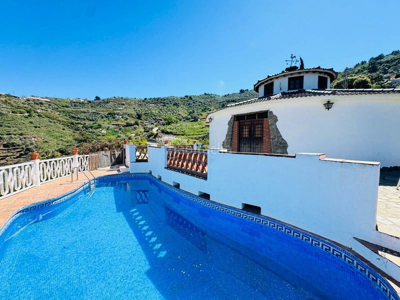 Foto 93a69b2f-e8cc-43e6-98b8-7d374661143f. Casa amb piscina a Torrox pueblo Torrox