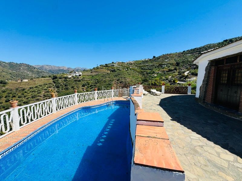 Foto a46313d6-82c7-4bd9-b17a-374fd98c673f. Casa amb piscina a Torrox pueblo Torrox