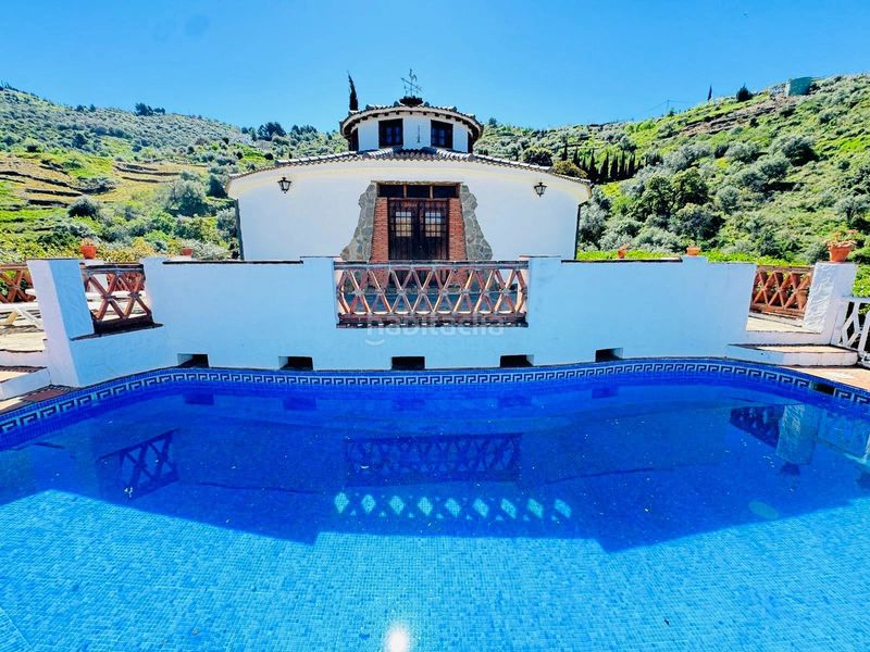 Foto a8cd8ccc-a437-4d90-96a3-8d5a421d957d. Casa amb piscina a Torrox pueblo Torrox