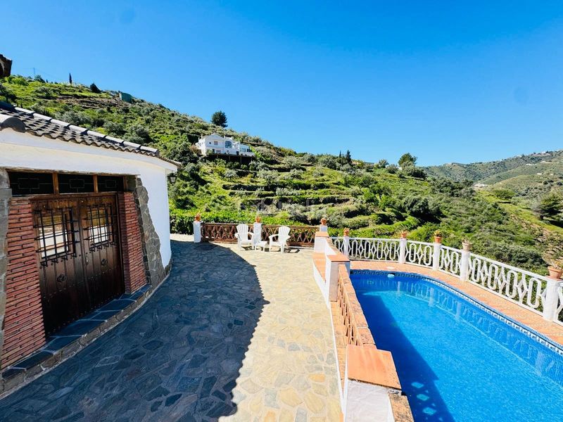Foto e65e2b37-0331-48b9-a370-59a16d138f05. Casa amb piscina a Torrox pueblo Torrox