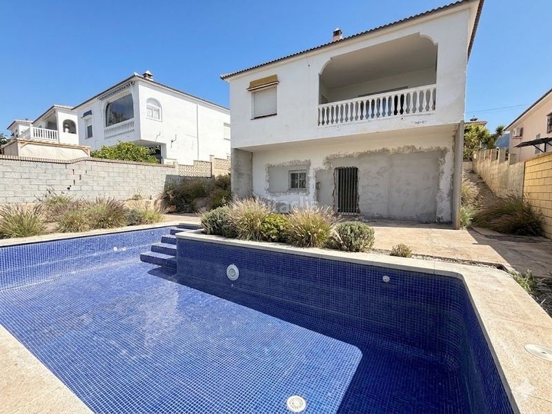 Foto a1cbb87f-fb76-4c23-a329-be464568e295. Casa amb piscina a Alcaucín