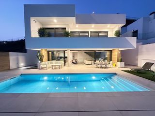 Chalet in Chaparil - Torrecilla - Punta Lara. Exclusiva villa de lujo de diseño contemporáneo situada a 6 kiló