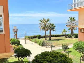 Pis a El Peñoncillo. Magnífico piso con vistas laterales al mar en primera línea de p