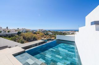 Chalet in Torrox Park. Villa de lujo de diseño moderno con vistas panorámicas al mar en
