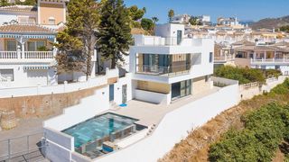 Chalet à Torrox Park. Villa de lujo de diseño moderno con vistas panorámicas al mar en