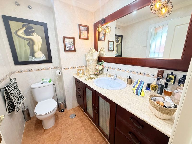 Foto af55e248-b178-4ba3-a546-4ac600497919. Casa magnífico chalet pareado en la urbanización Viña Málaga . en Torre del Mar