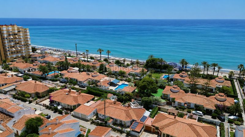 Foto a895f3c0-96d5-4099-9ecc-a667ecbf41d4. Casa adossada amb piscina a Centro Internacional Torrox