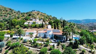 Casa a Arenas. Impresionante villa con vistas al mar y máxima autosuficiencia e