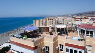 Dachwohnung in Centro Internacional. Ático de lujo en primera línea de  playa en torrox costa