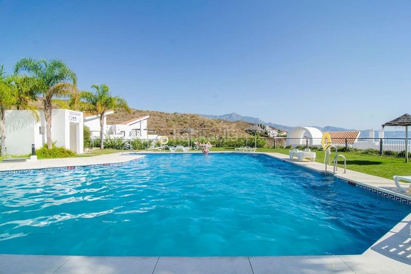 Foto e44b8075-fae2-4bf0-af53-0eef809cbd24. Flat with heating pool in El Peñoncillo Torrox