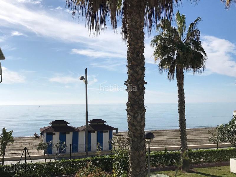 Foto c7fcbf48-6a1b-4a47-bd22-9d028584f175. Piso  en primera línea de playa con vistas frontales al mar en urbanización Laguna Beach costa. en Torrox