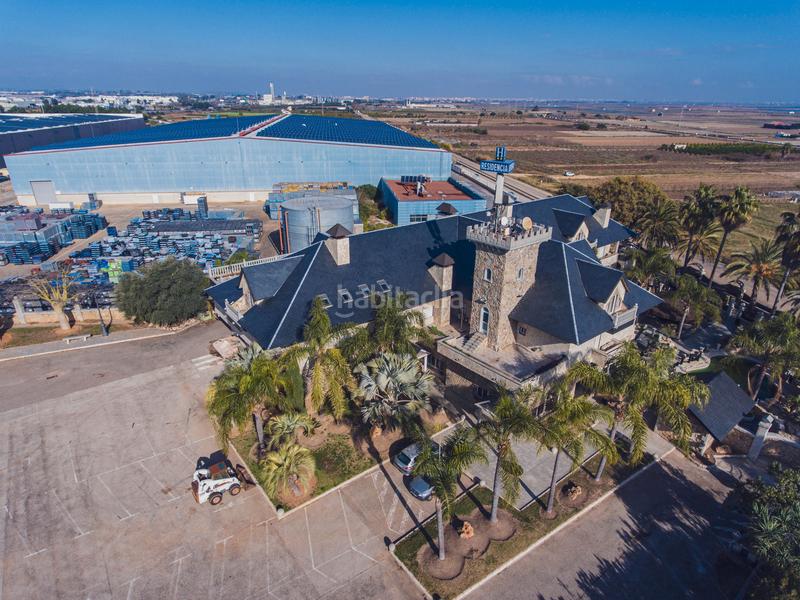 Foto a423883a-c6d7-4402-8ee2-e1cda7183961. Gebäude mit pool in Sollana