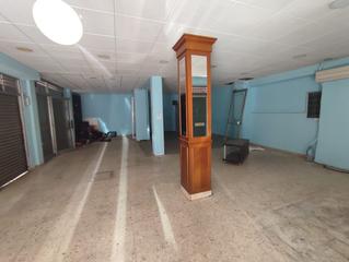 Local Comercial en Zona Avenida al Vedat. Local comercial en torrent