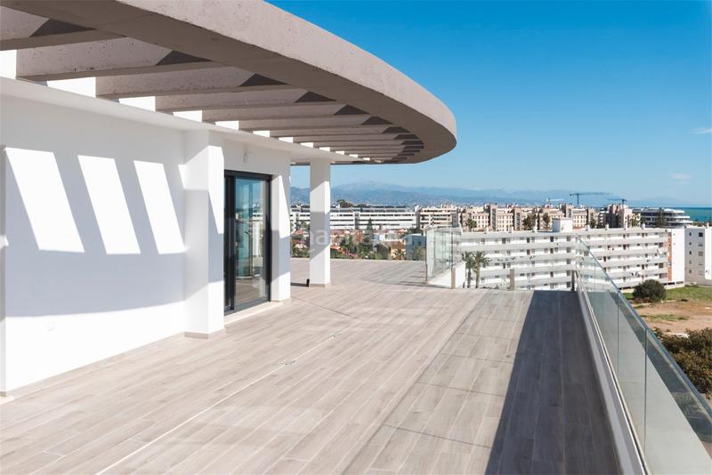 Foto 51ec058b-01e5-429e-89c9-46ac04129624. Attico 126m<sup>2</sup> con riscaldamento parcheggio piscina in Playamar - Benyamina Torremolinos
