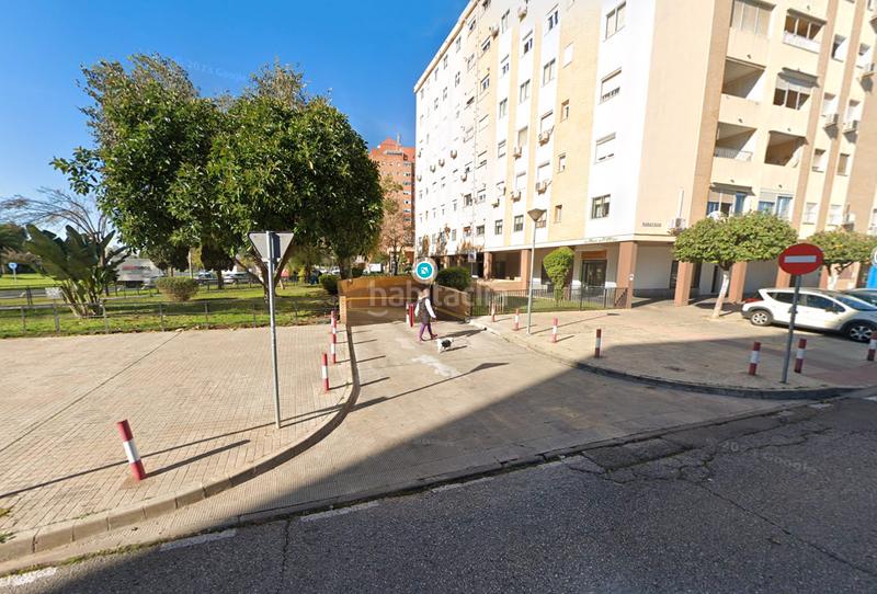 Foto ea83d034-9369-4cc0-bdff-009e505f8436. Parking moto dans avenida del deporte 1 dans colores - entreparques Sevilla