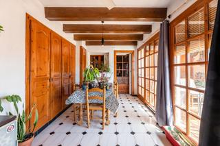Maison à Carrer de l'hospital 5. Casa de poble amb gran jardí