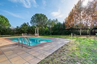 Casa a Avinguda de can bells 25. Casa aïllada amb piscina