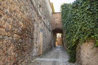 Casa adossada  Plaça de la generalitat. Casa de pedra singular  al costat del campanar.