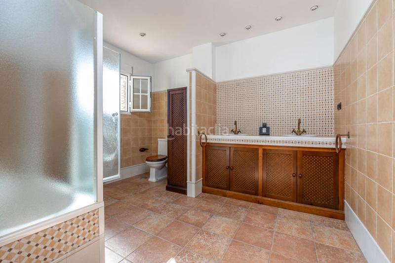 Foto 4019f1ed-85e5-4594-a4ff-f88eeebae1d6. Chalet  de 505 m2 construidos con piscina y jardines. 5 dormitorios, 3 baños y un aseo. sótano 162 m2 en Santa Fe