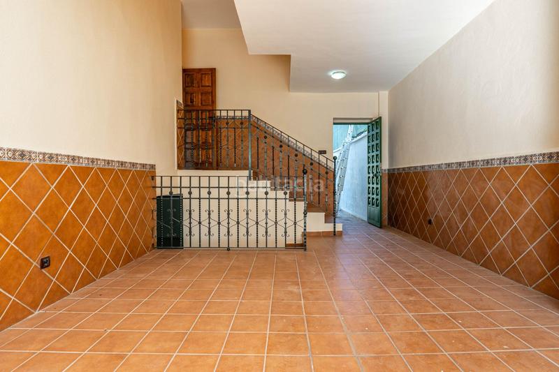 Foto 413765dc-e5da-430b-a45c-99390546530c. Chalet  de 505 m2 construidos con piscina y jardines. 5 dormitorios, 3 baños y un aseo. sótano 162 m2 en Santa Fe