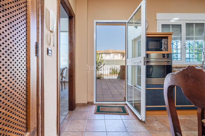 Foto 47ba8ea7-54ef-4718-b62c-0e9d5b00c4d8. Chalet  de 505 m2 construidos con piscina y jardines. 5 dormitorios, 3 baños y un aseo. sótano 162 m2 en Santa Fe