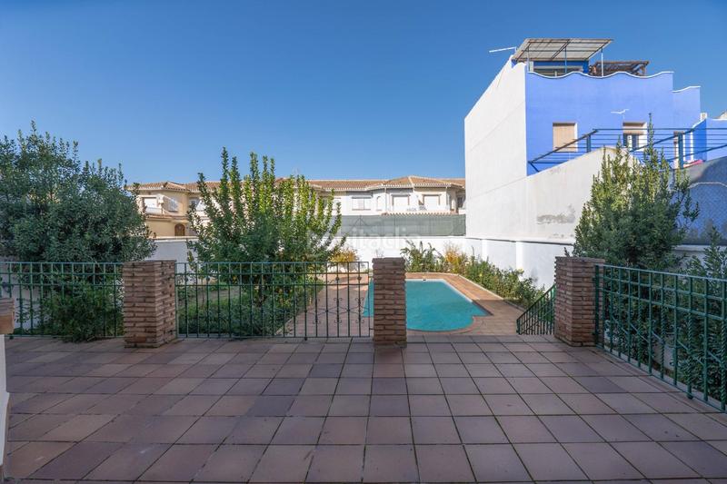 Foto 7afeed40-72d7-401a-ba7b-9b9c48909674. Chalet  de 505 m2 construidos con piscina y jardines. 5 dormitorios, 3 baños y un aseo. sótano 162 m2 en Santa Fe