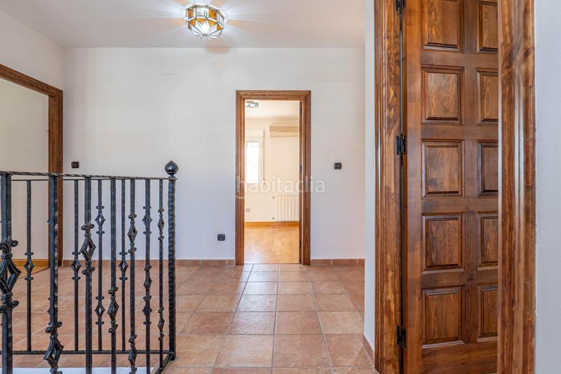 Foto 86a5289e-fcb3-4fad-8d86-72c536deecea. Chalet  de 505 m2 construidos con piscina y jardines. 5 dormitorios, 3 baños y un aseo. sótano 162 m2 en Santa Fe