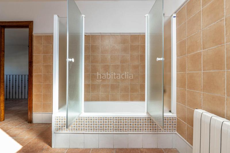 Foto a3231464-f595-44f6-a52c-b5a34dd2f970. Chalet  de 505 m2 construidos con piscina y jardines. 5 dormitorios, 3 baños y un aseo. sótano 162 m2 en Santa Fe