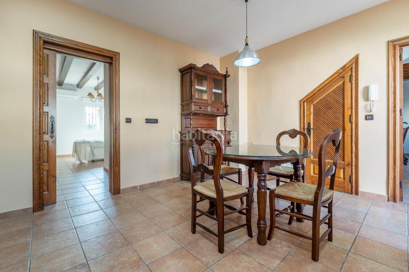 Foto d3d38b6f-58a9-42b6-a1b1-fdd48176959e. Chalet  de 505 m2 construidos con piscina y jardines. 5 dormitorios, 3 baños y un aseo. sótano 162 m2 en Santa Fe