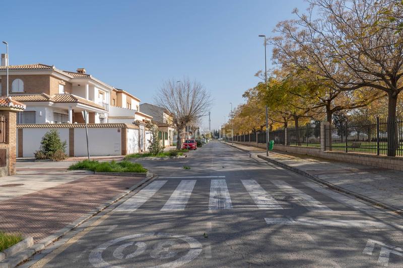 Foto dd9d5c14-8be4-4e2b-8fda-ae3194832158. Chalet  de 505 m2 construidos con piscina y jardines. 5 dormitorios, 3 baños y un aseo. sótano 162 m2 en Santa Fe