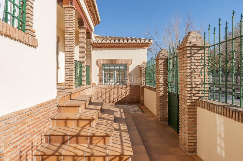 Foto f2d0f408-a5a0-4395-a67a-5b3f777643b6. Chalet  de 505 m2 construidos con piscina y jardines. 5 dormitorios, 3 baños y un aseo. sótano 162 m2 en Santa Fe