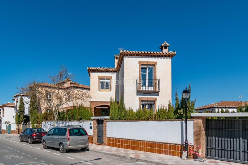 Foto ca97578a-1194-4710-ad06-88df6da0fb94. Chalet casa unifamiliar haciendo esquina en La Zubia Ciudad Zubia (La)