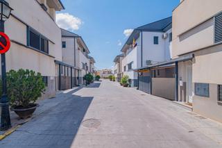 Casa adosada en Purchil. Chalet adosado de estilo moderno en la entrada de vegas del geni