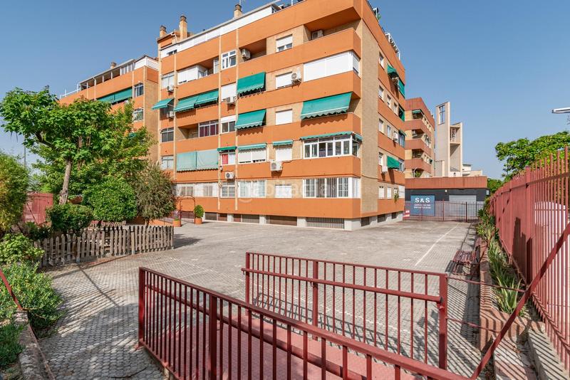 Foto 4a0ebd6d-40ed-4051-b9a6-bc6320410843. Piso  con plaza de garaje junto al carrefour en Granada