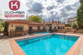 Xalet en Villa de Otura. Impresionante chalet en otura con piscina y vistas