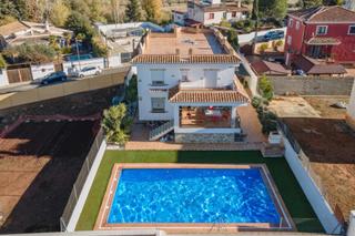 Chalet  Ldo. sanson carrasco. Fantastica oportunidad en urb. molino alto!!!