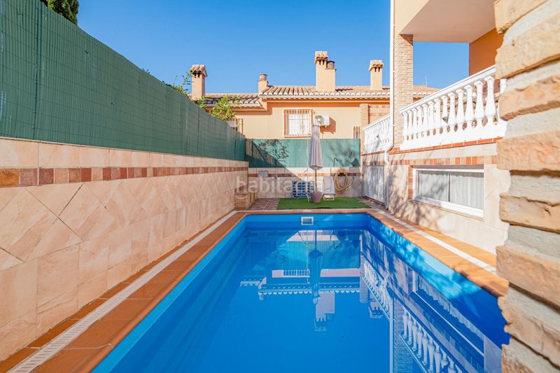 Foto d730979a-616c-48b5-8936-fb35a46f3883. Casa aparellada amb aparcament piscina a Jun