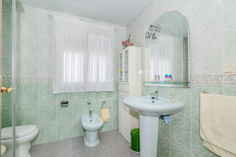Foto 0b1a2dd2-a50b-47f9-8f88-bc4176a351f0. Casa adossada amb aparcament a Atarfe