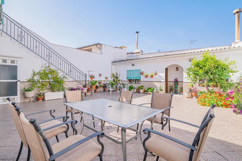 Foto b2b0cf31-b648-40d7-9d94-d89293c2c511. Casa adossada amb aparcament a Atarfe