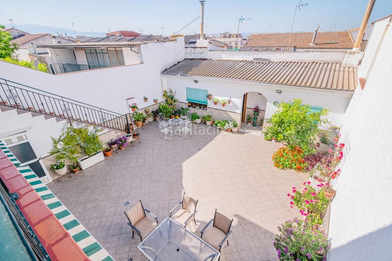Foto efe968d5-7b4b-458c-aad4-b6a4ba0e2f84. Casa adossada amb aparcament a Atarfe