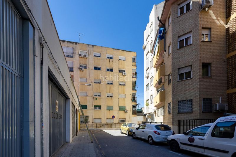 Foto 7a4d5b1f-9bdc-4881-9fa8-84de8fd50014. Parking coche cochera en edificio calle ledaña en Granada