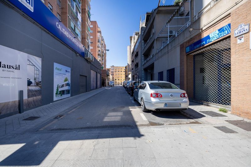 Foto c8c15a09-ec98-49db-bd37-b7764c23892f. Parking coche cochera en edificio calle ledaña en Granada