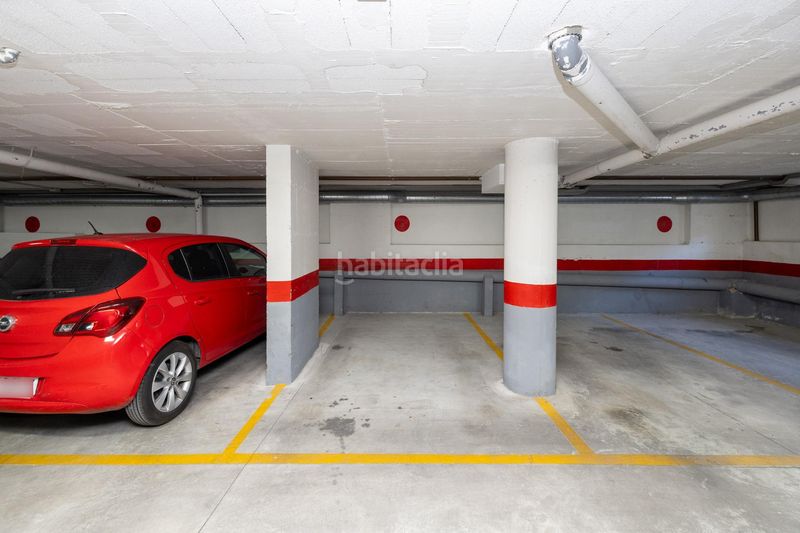 Foto da2a25a7-c1cd-4576-94e0-1c49acb511a7. Parking coche cochera en edificio calle ledaña en Granada
