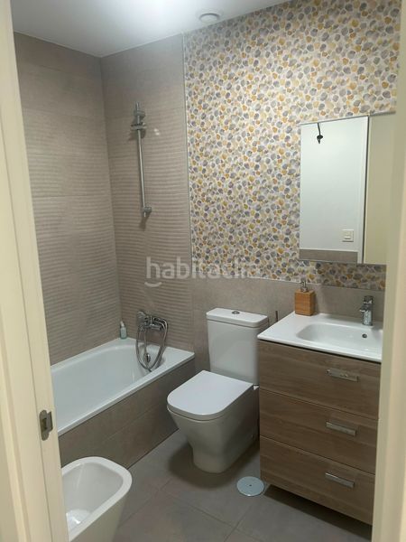 Foto 6fd50699-ff10-41a4-8109-bacb68260e29. Casa aparellada amb aparcament piscina a Centro Bormujos