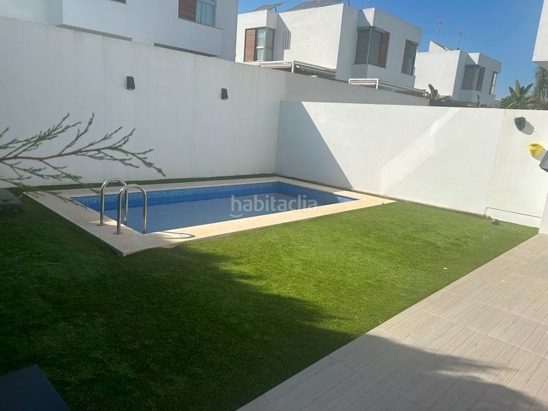 Foto 9afee7c3-1e8d-4df0-bf5e-87d282fa0815. Casa aparellada amb aparcament piscina a Centro Bormujos