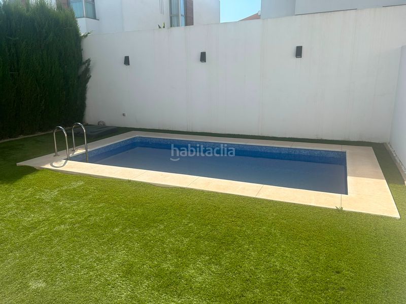 Foto d685dfa1-e4b7-4aa5-a055-e23054b4b07a. Casa aparellada amb aparcament piscina a Centro Bormujos