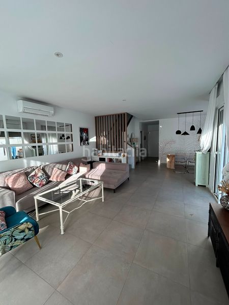 Foto e671332d-8a2e-425a-9148-7a4a20163111. Casa aparellada amb aparcament piscina a Centro Bormujos