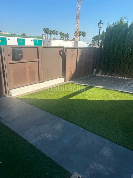 Foto f6f43b30-5e70-454b-92df-9fd3fd03f542. Casa aparellada amb aparcament piscina a Centro Bormujos
