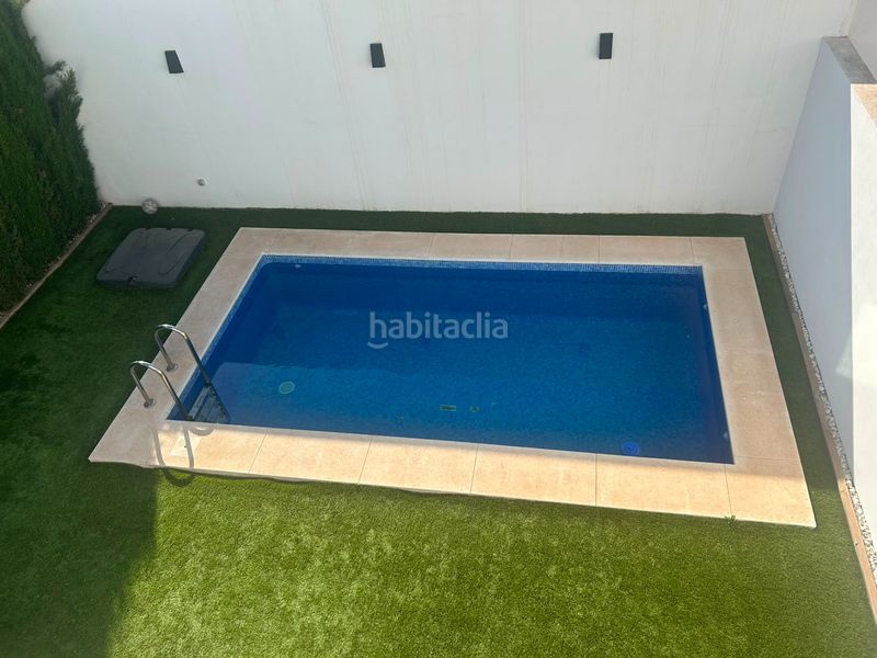 Foto f78f5ad6-5a79-49d2-97f0-9bf7ccaeb50c. Casa aparellada amb aparcament piscina a Centro Bormujos
