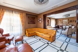 Appartement  Calle san antón. Ponemos a la venta en el centro de granada un gran piso con plaz